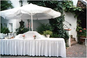 Im Innenhof l&auml;dt unser Garten zum Verweilen in romantischer Umgebung ein.  