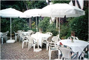 Im Innenhof l&auml;dt unser Garten zum Verweilen in romantischer Umgebung ein.  